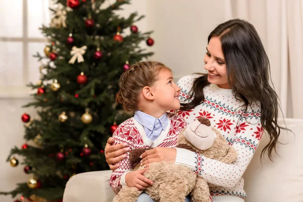 Madre e hija con osito de peluche - foto de stock