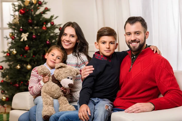 Familia feliz en Navidad - foto de stock