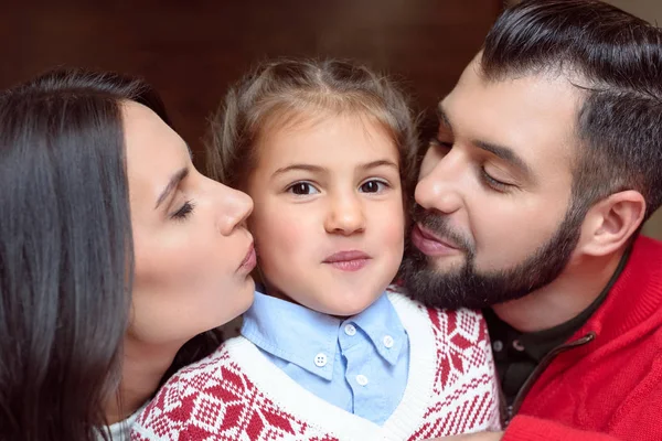 Padres felices con hija - foto de stock