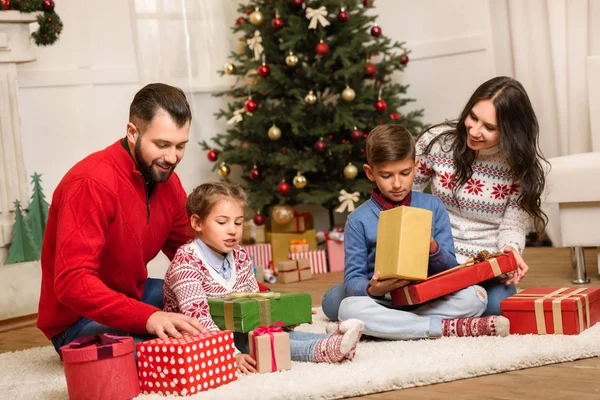 Familia con regalos de Navidad - foto de stock