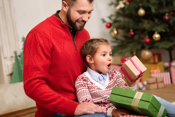 Père et fille avec cadeaux de Noël — Photo de stock