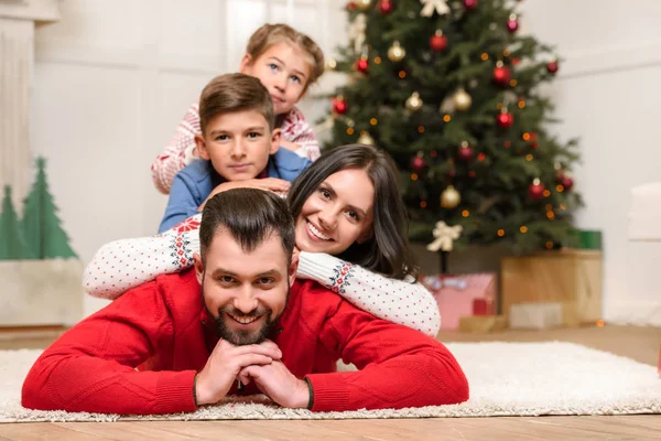 Familia feliz en Navidad - foto de stock