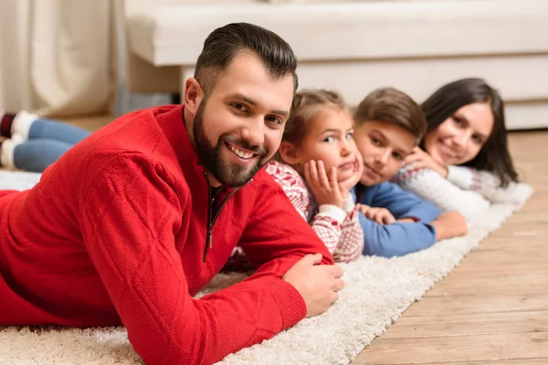 Familia feliz en Navidad - foto de stock