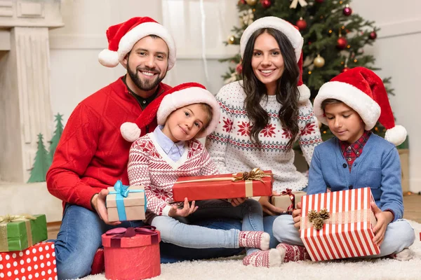 Familia con regalos de Navidad - foto de stock