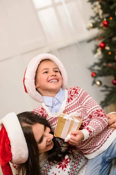 Mãe e filha com presente de Natal — Fotografia de Stock