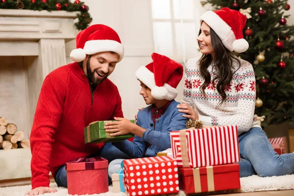 Familia feliz con regalos de Navidad - foto de stock