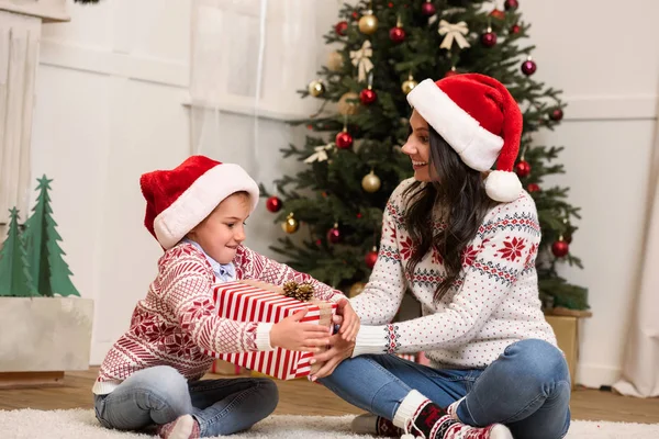 Madre e hija con regalo de Navidad - foto de stock