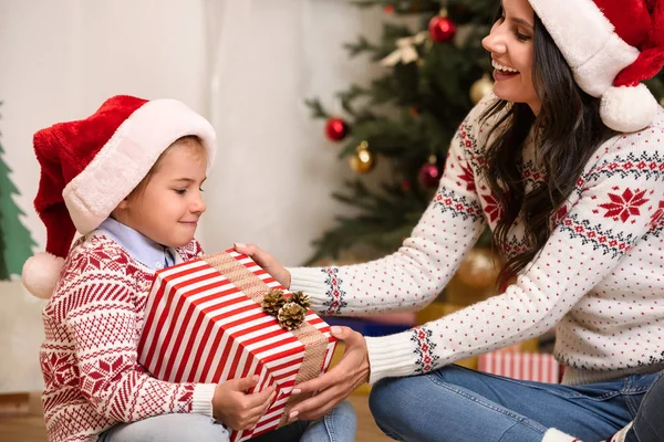 Mère et fille avec cadeau de Noël — Photo de stock