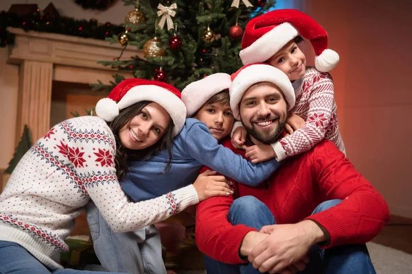 Bonne famille dans les chapeaux de Père Noël — Photo de stock