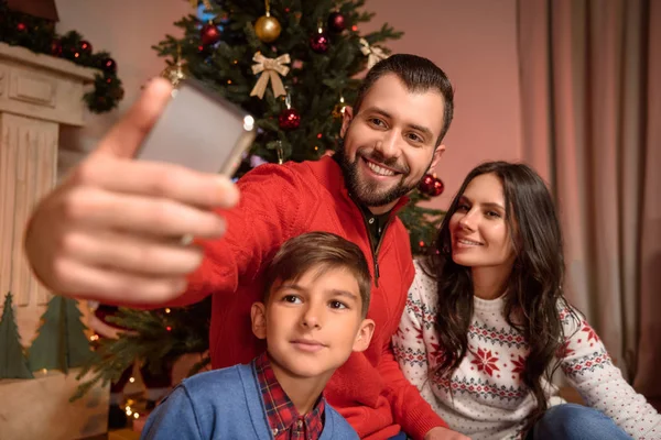 Familia tomando selfie en Navidad - foto de stock
