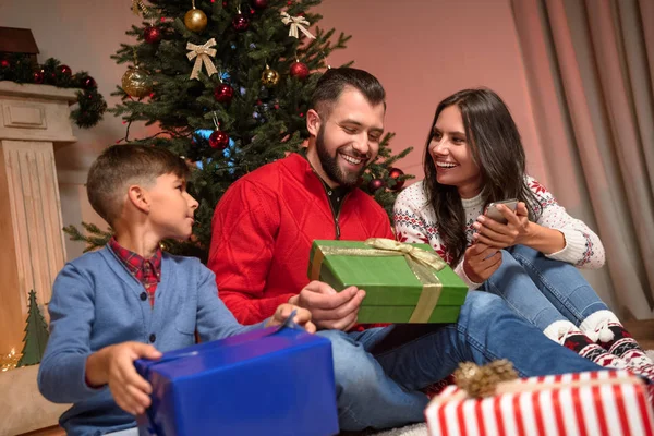 Família com presentes de Natal — Stock Photo