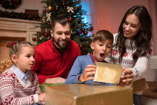 Família com presentes de Natal — Fotografia de Stock