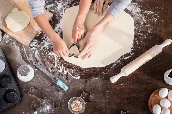 Família cortando biscoito — Fotografia de Stock