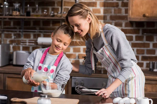 Familie kocht zusammen — Stockfoto