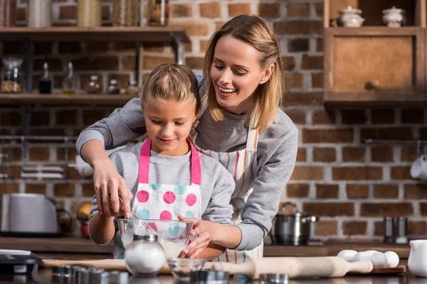 Mutter hilft Tochter beim Kochen — Stockfoto