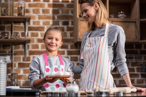 Familia con huevos de pollo crudos — Stock Photo