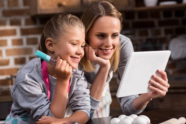 Mãe e filha usando tablet — Fotografia de Stock