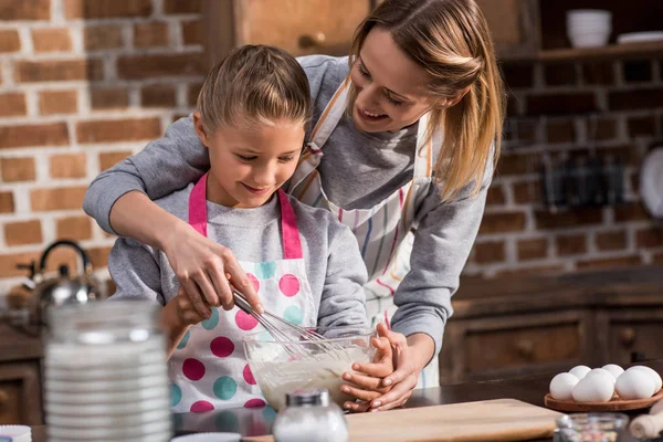 Mère aider fille avec la cuisine — Photo de stock