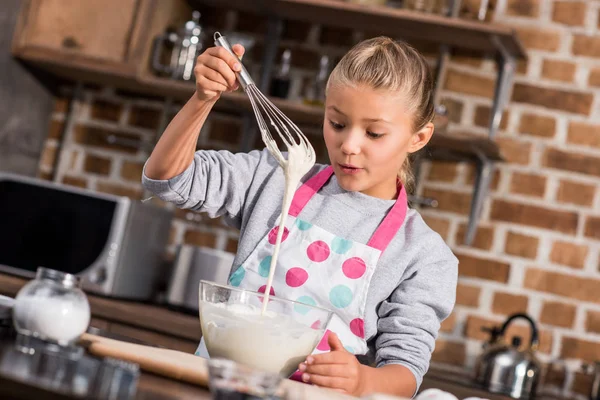 Kind kocht zu Hause — Stockfoto