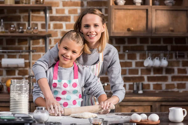Mãe ajudando filha com cozinhar — Fotografia de Stock