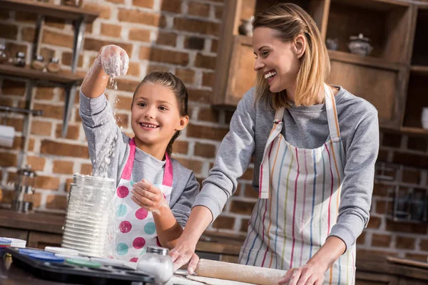 Madre e hija haciendo galletas - foto de stock