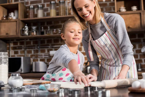 Mother and daughter cooking together — Stock Photo