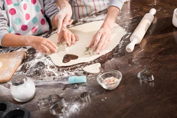 Family cutting out cookies — Stock Photo