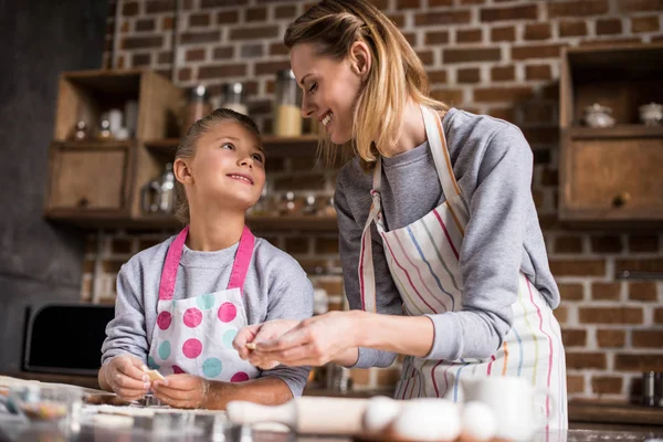 Familie kocht zusammen — Stockfoto