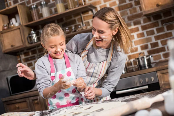 Famiglia divertirsi mentre si cucina insieme — Foto stock