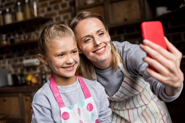 Famiglia che prende selfie — Foto stock