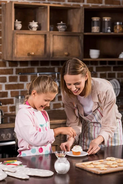 Familia haciendo cupcake juntos - foto de stock