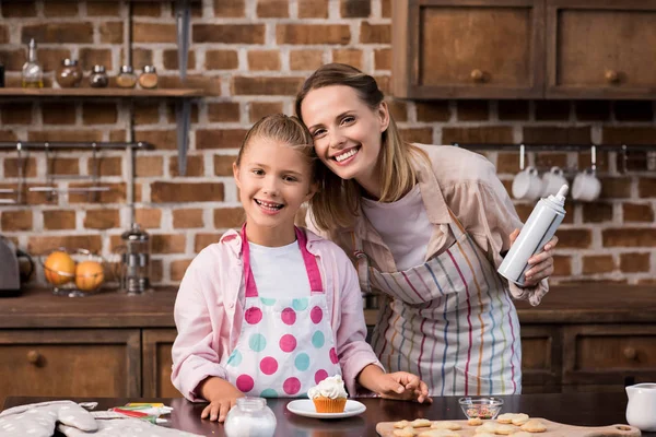 Familie backt gemeinsam Cupcake — Stockfoto