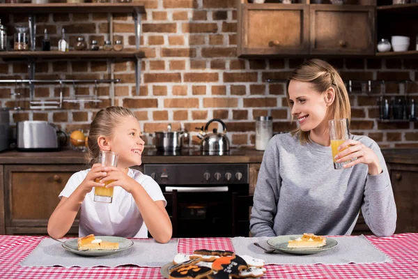 Familia almorzando juntos - foto de stock