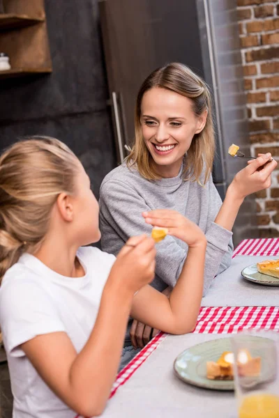 Familia almorzando juntos - foto de stock