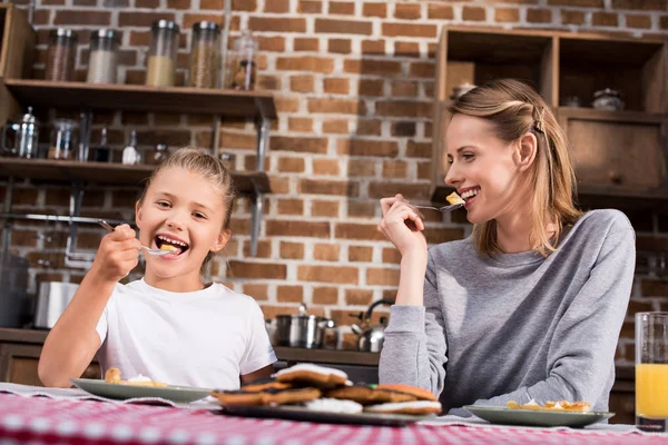 Familie isst gemeinsam zu Mittag — Stockfoto