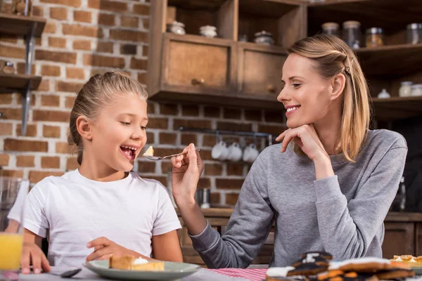 Familie isst gemeinsam zu Mittag — Stockfoto