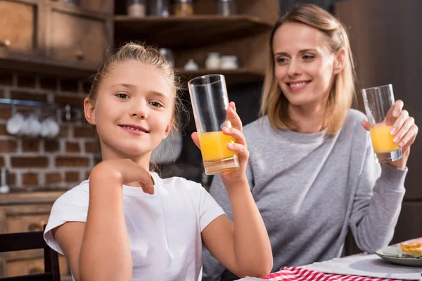 Niño con vaso de jugo - foto de stock