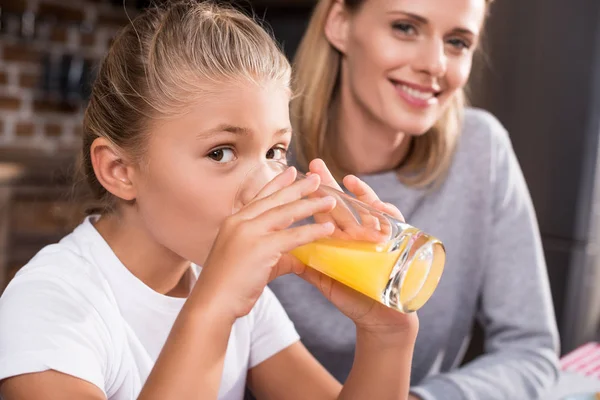 Beber jugo infantil - foto de stock