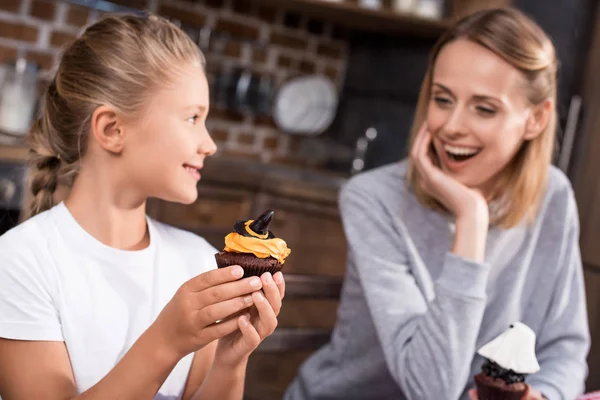 Family with halloween cupcakes — Stock Photo