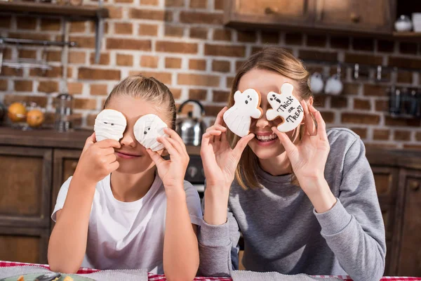 Family with halloween cookies — Stock Photo