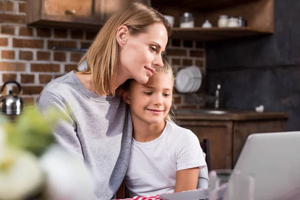 Familie nutzt Laptop — Stockfoto