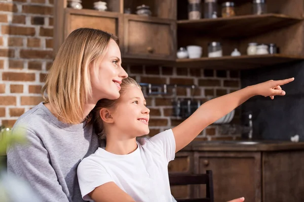 Famiglia a casa — Foto stock