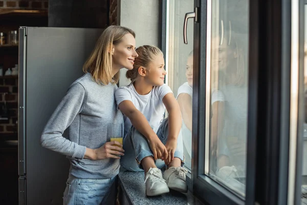 Семья, выглянувшая из окна — стоковое фото
