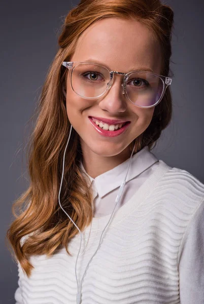 Fille écouter de la musique avec écouteurs — Photo de stock