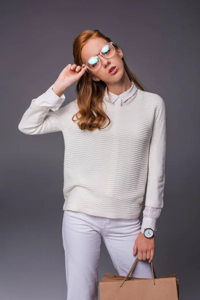 Chica en gafas con bolsas de compras - foto de stock