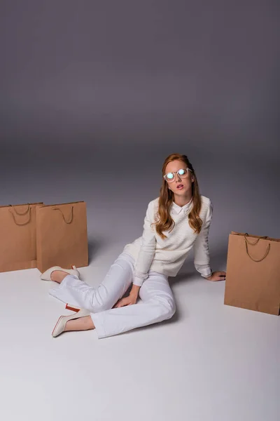 Chica elegante con bolsas de compras - foto de stock