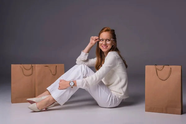 Fille avec des sacs à provisions — Photo de stock