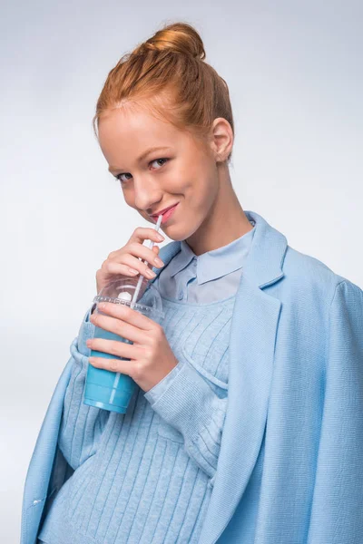 Chica bebiendo bebida azul - foto de stock