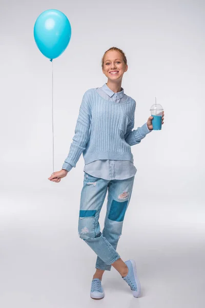 Девушка с напитком и воздушным шаром — стоковое фото