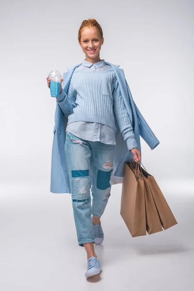 Mädchen in blau mit Einkaufstaschen — Stockfoto